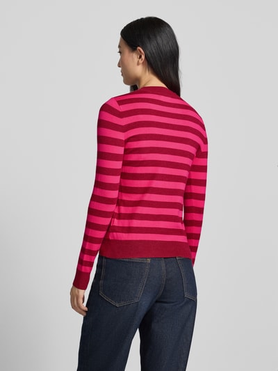 Frauenmodel trägt Strickpullover mit Rundhalsausschnitt von Christian Berg Woman, rot-pink gestreift, Viskose-Mix, Ganzkörperansicht Rückansicht.