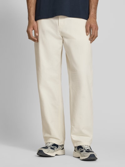 Männermodel trägt Hose mit Eingrifftaschen Modell 'Dearbor' von Carhartt Work In Progress in Reine Baumwolle, Relaxed-Fit, Ganzkörperansicht von vorne.