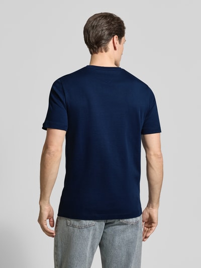 Männermodel trägt Regular Fit T-Shirt aus reiner Baumwolle von Tommy Hilfiger, Optik: unifarben, Ganzkörperansicht Rückansicht.