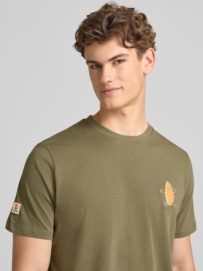 Männermodel trägt olivgrünes Herren T-Shirt mit Stitching Modell 'SUN ISLAND' von Blend aus Reine Baumwolle, Regular-Fit, Nahaufnahme Oberkörper.