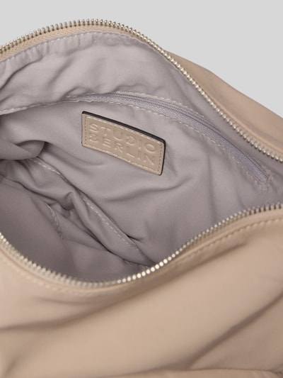 STUDIO BERLIN Umhängetasche mit Label-Patch Modell 'TEGEL' Sand 5