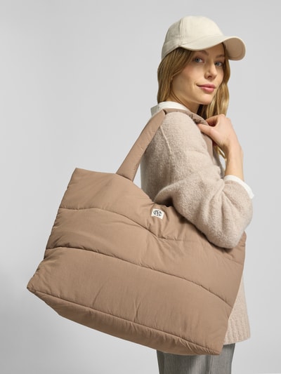 Frauenmodel trägt Shopper mit Label-Detail Modell 'SASJA' von MSCH Copenhagen in Beige mit Steppnähten, Nahaufnahme Oberkörper.