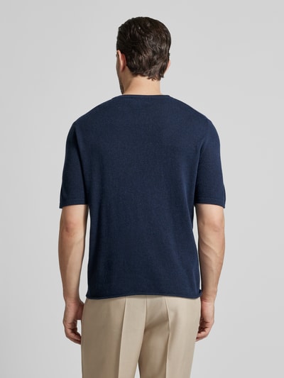 Męski model nosi Strickshirt mit Kaschmir-Anteil und Knopfleiste von FTC Cashmere, mieszanka bawełny i kaszmiru, krój slim fit, kołnierzyk polo, listwa guzikowa, długość tyłu w rozmiarze 50: 64 cm, widok całej sylwetki od tyłu
