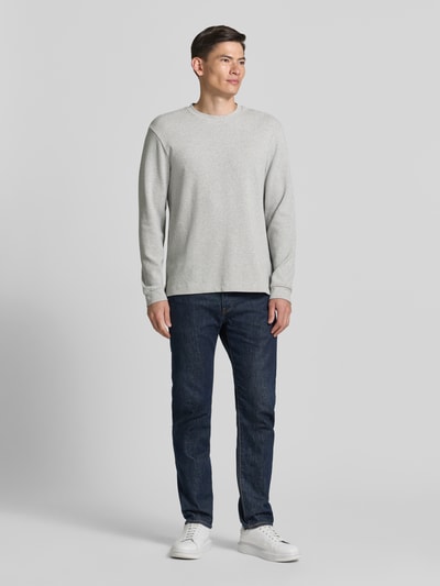 Männermodel trägt Regular Fit shirt met lange mouwen van katoenmix model 'WE-TEMPEST' van BOSS Orange, look: effen, labelpatch, ronde hals, mouwboord geribd, materiaalverwerking: fijnrib, ganzkörperansicht van voren