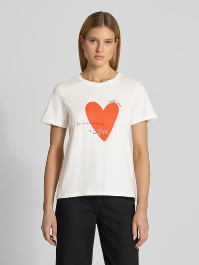 Frauenmodel trägt Regular Fit T-Shirt mit Motiv-Print von Smith and Soul, reine Baumwolle, Rundhalsausschnitt, weiß mit rotem Herz, Ganzkörperansicht von vorne