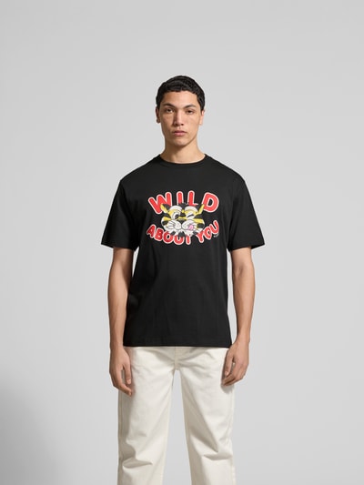 Männermodel trägt Regular Fit T-Shirt aus reiner Baumwolle von Kenzo, schwarzes Herren T-Shirt mit Statement-Print, Rundhalsausschnitt, Kurzärmelig, Rückenlänge bei Größe M 69 cm, Ganzkörperansicht von vorne.