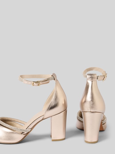 Produktfoto, Pumps mit Ziersteinbesatz von Marco Tozzi in glänzendem Goldton, spitze Form, Riemen mit Dornschließe, Blockabsatz, Strukturdetails, Damen Schuhgröße 40, Absatzhöhe 8 cm, Schafthöhe 10 cm, Schaftweite 6 cm.