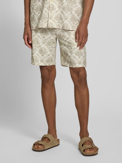 Männermodel trägt Shorts aus Leinen-Mix im Allover-Look von bugatti mit elastischem Bund und Tunnelzug in Beige, Nahaufnahme Oberkörper.