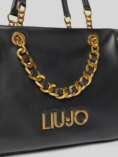 Productfoto, zwarte Handtasche mit Label-Applikation van Liu Jo White met gouden ketting, hoofdvak met ritssluiting, binnenvak met rits, draagband, breedte maat 1: 30 cm, lengte: 20 cm, diepte: 14 cm, bandlengte: 50 cm, gladde textuur
