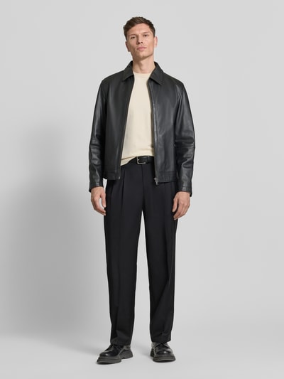 Männermodel trägt Hose aus Woll-Mix mit weitem Bein und Gesäßtasche von CK Calvin Klein, Schwarz, Bügelfalten, Ganzkörperansicht von vorne.