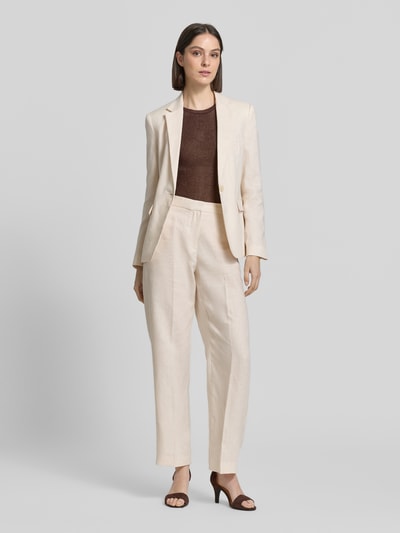 Frauenmodel trägt Blazer mit Pattentaschen Modell 'Boreli' von Mango aus Reine Baumwolle, Taillierte Passform, Ganzkörperansicht von vorne.