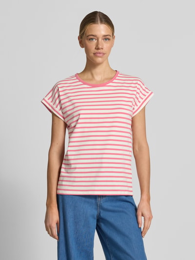 Vrouwenmodel draagt T-shirt met ronde hals model 'RINA' van Soyaconcept, mix van biologisch katoen en elastaan, regular fit, all-over look, ruglengte bij maat S 64 cm, horizontale roze-witte strepen, rechte zoom, gladde textuur, voorkant volledige lichaamsweergave.