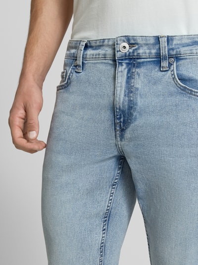 Männermodel trägt Slim Fit Jeans aus Baumwoll-Mix mit Viskose-Anteil Modell 'LOOM' von Only & Sons, hellblaue Denim-Optik, 5-Pocket, Nahaufnahme Oberkörper.