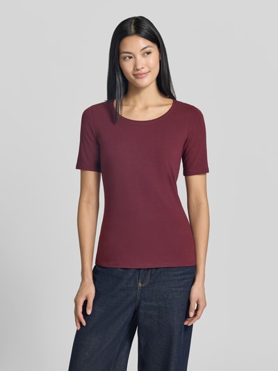 Frauenmodel trägt T-Shirt mit Rundhalsausschnitt und 1/2-Arm von Jake*s Casual in Burgunderrot, Slim Fit, Ganzkörperansicht von vorne. Baumwoll-Elasthan-Mix, Rückenlänge 55 cm bei Größe S.