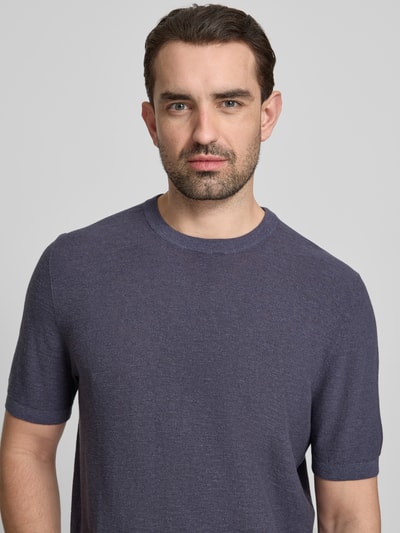 Männermodel trägt Regular Fit T-Shirt aus Baumwoll-Leinen-Mix von Marc O'Polo in Strickoptik, Kurzarm, Rundhals, Nahaufnahme Oberkörper.