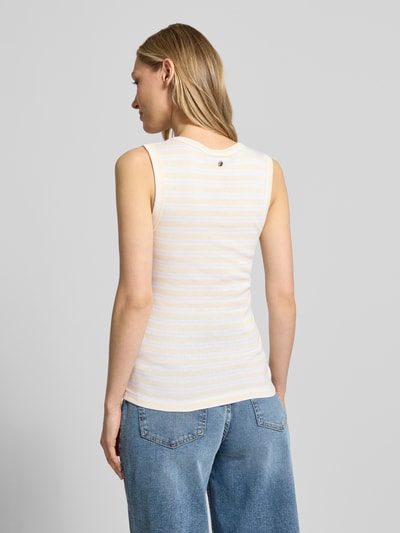 Vrouwenmodel draagt Slim Fit Top met V-hals model 'Elle' van MOS MOSH, puur katoen, ruglengte bij maat S 58 cm, volledige achteraanzicht