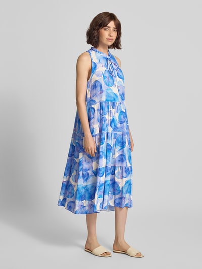 Frauenmodel trägt Midikleid aus Viskose Modell 'Vi44vii' von ZABAIONE, A-Linie, blau gemustert, Stehkragen, Ganzkörperansicht von vorne.