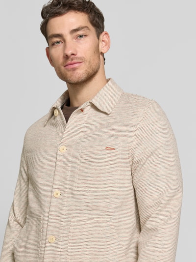 Männermodel trägt Overshirt mit Knopfleiste und Kentkragen von PAUL SMITH aus Baumwoll-Mix, Beige, Gerader-Schnitt, Label-Patch, Nahaufnahme Oberkörper.