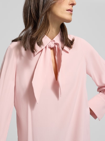 Frauenmodel trägt Loose Fit Blusenshirt mit Seiden-Anteil von Luisa Cerano in zartem Rosa, Hemdblusenkragen, Schlüsselloch-Ausschnitt, Raffungen, Nahaufnahme Oberkörper. Rückenlänge bei Größe 36: 62 cm, Ärmellänge bei Größe 36: 65 cm.