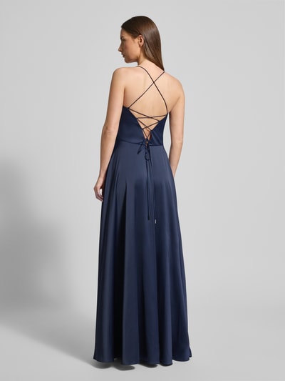 Frauenmodel trägt Abendkleid mit Wasserfall-Ausschnitt von VM Vera Mont, Taillierter Schnitt, Unifarbenes-Design, Spaghettiträger, Ausgestellte Rockpartie, glatter glänzender Stoff, Rückansicht Ganzkörperansicht.