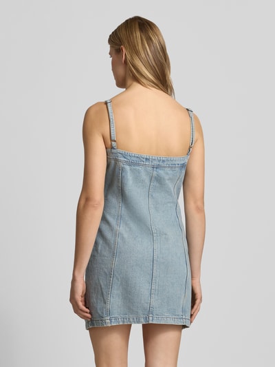 Frauenmodel trägt Slim Fit Minikleid in Denim-Optik von G-Star Raw aus reiner Baumwolle, hellblaue Textur, Ganzkörperansicht Rückansicht