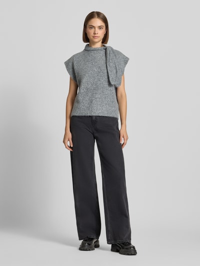 Frauenmodel trägt Regular Fit T-Shirt mit Woll-Anteil Modell 'Cassi' von Topshop in Grau, Strick-Optik, Stehkragen, ganzkörperansicht von vorne, Damen T-Shirt, elastischer Material-Mix, kurzärmelig, Rückenlänge bei Größe S 54 cm.