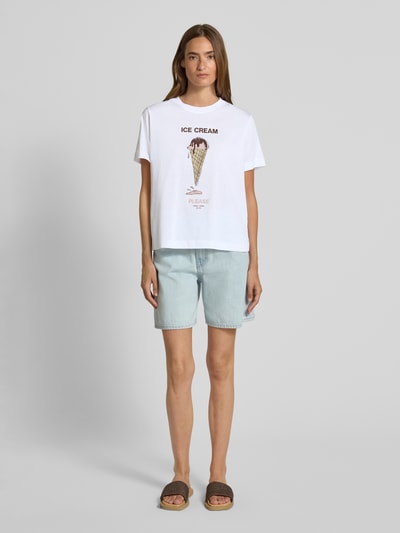 Frauenmodel trägt T-Shirt mit Motiv-Print Modell 'CAMINO' von Samsøe Samsøe in Weiß, Rundhalsausschnitt, Regular Fit, Ganzkörperansicht von vorne.