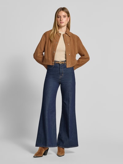 Vrouwenmodel draagt Slim Fit Pullover met Woll-Alpaka-Anteil van comma, beige tricotlook met ronde hals, Materiaalmix, Ganzkörperansicht van voren. Ruglengte bij maat 36: 59 cm, mouwlengte bij maat 36: 67 cm.