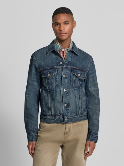Männermodel trägt Shaped Fit Jeansjacke aus reiner Baumwolle von Polo Ralph Lauren in Optik: Unifarben, Denim-Textur, Ganzkörperansicht von vorne.