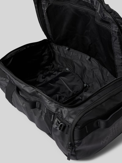 Produktfoto, Duffel Bag mit Logo-Print Modell 'Voyager' von The North Face aus schwarzem Material, Reißverschlussfächer und verstellbare Schulterriemen, glatte Oberfläche, sichtbares Hauptfach, Innenfächer und Markenlogo, Maße: 30x20x9 cm bei Größe 1, Kontext Herren Duffel Bag.