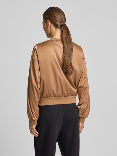 Frauenmodel trägt Jacke mit Rundhalsausschnitt und Reißverschlusstaschen von monari in Braun, Damen, Regular-Fit, Rückenansicht, Rückenlänge 52 cm, Schulterbreite 46 cm, Brustweite 53 cm, Ärmellänge 57 cm. Ganzkörperansicht Rückansicht.