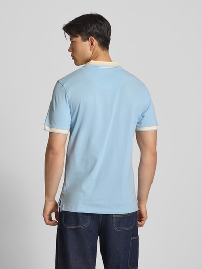 Männermodel trägt Regular Fit Poloshirt mit Label-Stitching Modell 'EVO' von Blend in Hellblau, Reine Baumwolle, Rückenlänge 72 cm, Ganzkörperansicht Rückansicht.