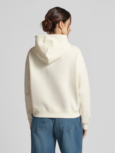 Frauenmodel trägt Hoodie mit Stitching Modell 'Galentine' von OPUS aus Baumwoll-Mix im Relaxed-Fit, cremefarben, Ganzkörperansicht Rückansicht.