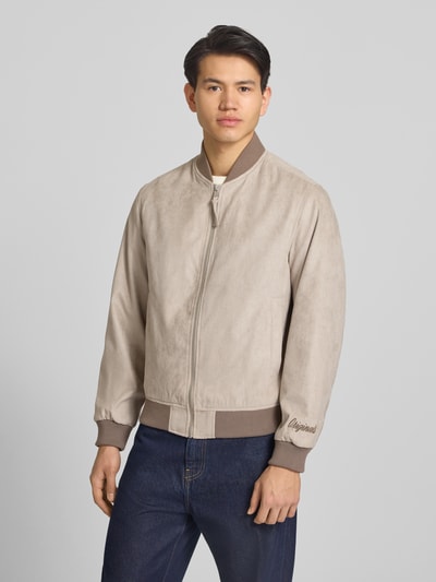 Männermodel trägt Bomberjacke in Leder-Optik mit Stehkragen von Jack & Jones, beige, Regular Fit, Reißverschluss, Eingrifftaschen, Ganzkörperansicht von vorne. Rückenlänge 64 cm, Schulterbreite 45 cm, Brustweite 52 cm, Ärmellänge 67 cm.