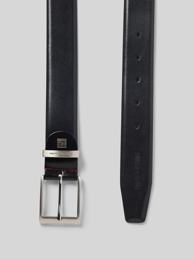 Produktfoto, Ledergürtel met doornsluiting van Pierre Cardin in zwart effen design van echt leer, breedte bij maat 1: 3,5 cm, labeldetail