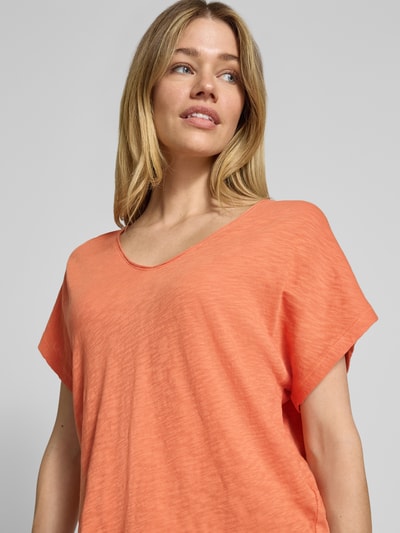 Vrouwenmodel draagt Regular Fit T-Shirt aus reiner Baumwolle van Marc O'Polo, melange optiek, korte mouw, V-hals, jersey van katoen, label patch, close-up bovenlichaam