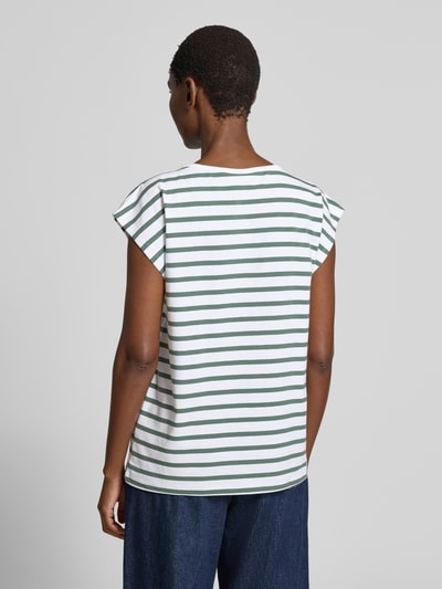 Männermodel trägt T-Shirt mit Motiv-Print Modell 'Fenjal' von FREE/QUENT aus bio-baumwoll-elasthan-mix, krój regular fit, paski, tył, Ganzkörperansicht Rückansicht.