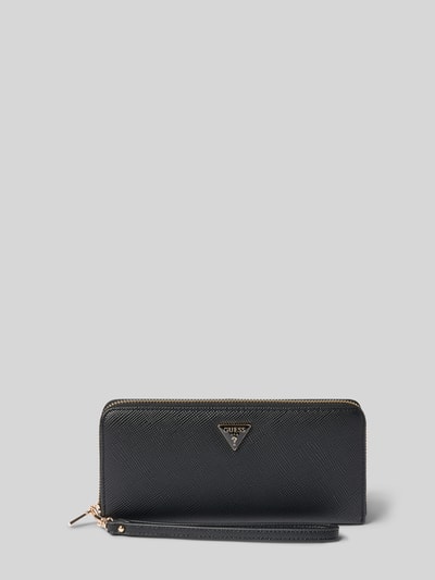 Produktfoto, schwarzes Portemonnaie in Leder-Optik Modell 'Gilda' von Guess mit geteiltem Hauptfach, Reißverschluss und Logo-Detail.