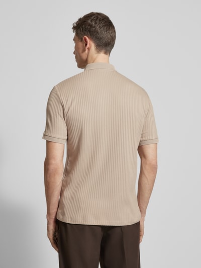 Männermodel trägt Regular Fit Poloshirt mit Bio-Baumwoll-Anteil Modell 'FAVE' von SELECTED HOMME, beige, Rippstruktur, Rückenansicht, Ganzkörperansicht Rückansicht.
