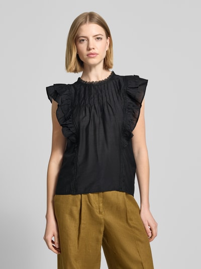 Frauenmodel trägt Regular Fit T-Shirt aus Viskose-Mix Modell 'BLISS' von Vero Moda, Optik: Unifarben, Rüschen, Rundhals, Ärmelform: Ohne, Materialverarbeitung: Popeline, Damen T-Shirt, Ganzkörperansicht von vorne.