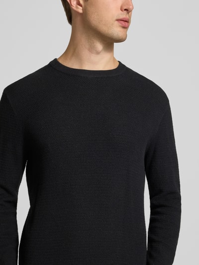 Männermodel trägt gebreide pullover uit puur katoen slim fit Model 'Ryder' van JACK & JONES in tricotlook met lange mouwen, label-Logo, ribboorden, ronde hals; Nahaufnahme Oberkörper.