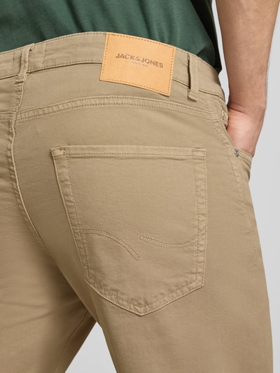 Männermodel trägt Jeansshorts mit Umschlag und Eingrifftaschen Modell 'RICK ALLEN' von Jack & Jones, Detailaufnahme Rückansicht, Baumwoll-Elasthan-Mix, Regular Fit, beige Farbe.