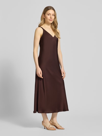 Frauenmodel trägt Regular Fit Midikleid mit V-Ausschnitt von V by Vera Mont aus Satin in Braun, ärmelloses Design, Ganzkörperansicht von vorne. Rückenlänge bei Größe 36: 129 cm, Brustweite bei Größe 36: 37 cm, mit Rückenausschnitt, dezente Raffung.