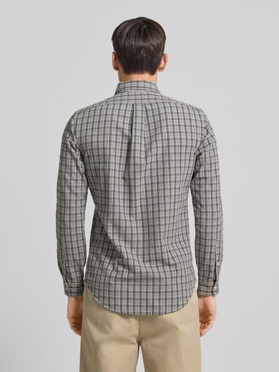 Männermodel trägt Custom Fit Freizeithemd mit Button-Down-Kragen von Polo Ralph Lauren, kariert, Reine Baumwolle, Ganzkörperansicht Rückansicht.