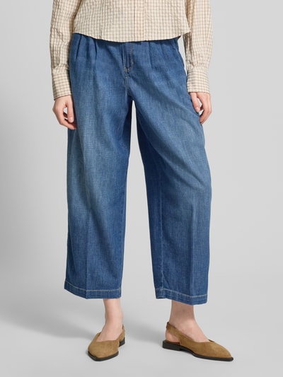Frauenmodel trägt Wide Fit Jeans mit Leinen-Anteil Modell 'Mayla' von Raffaello Rossi, Baumwoll-Mix, Eingrifftaschen, Bundfalten, verkürzt, Vorderansicht Ganzkörperansicht.