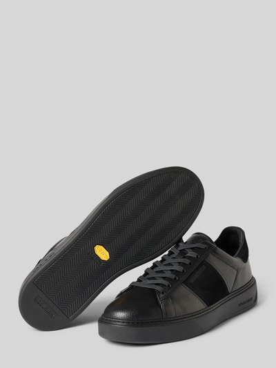 Produktfoto, Sneaker aus echtem Leder Modell 'Classic Court' von Woolrich in Schwarz mit Schnürverschluss, strukturierter Sohle und Kontrastbesatz.