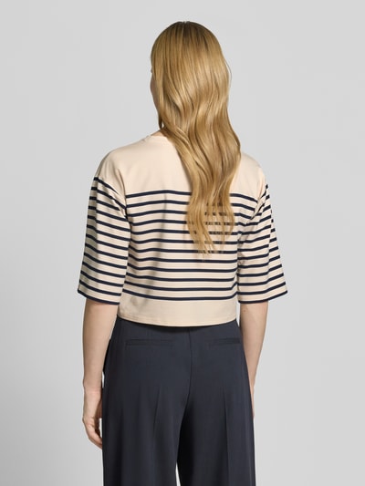 Vrouwenmodel draagt Boxy Fit T-shirt met 3/4-mouw van ROBE LÉGÈRE, katoenmix met modal, ronde hals, ruglengte maat S 46 cm. Ganzkörperansicht Rückansicht.