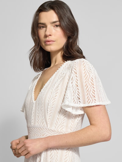 Frauenmodel trägt Jumpsuit mit Lochstickerei und rückseitigem Reißverschluss von Apricot in Weiß mit V-Ausschnitt, Nahaufnahme Oberkörper, Regular Fit, Brustweite 43 cm, Ärmellänge 22 cm, Rückenlänge 38 cm, Gesamtlänge 148 cm, Innenbeinlänge 75 cm.