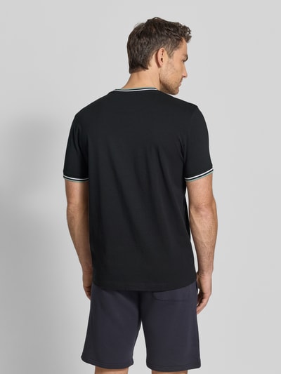 Männermodel trägt T-Shirt mit Kontraststreifen und Rundhalsausschnitt von Christian Berg Men aus Baumwoll-Elasthan-Mix, Regular-Fit, Rückenlänge 71 cm bei Größe M, Ganzkörperansicht Rückansicht.