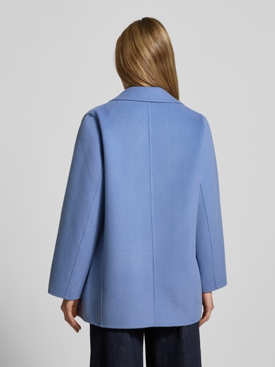 Frauenmodel trägt Jacke mit Reverskragen und Eingrifftaschen von Gant aus Baumwoll-Mix mit Kaschmir-Anteil, Zweireiher, Regular-Fit, Rückenlänge 74 cm, Schulterbreite 39 cm, Brustweite 59 cm, Ärmellänge 60 cm, hellblau, glatte Textur, Ganzkörperansicht Rückansicht.